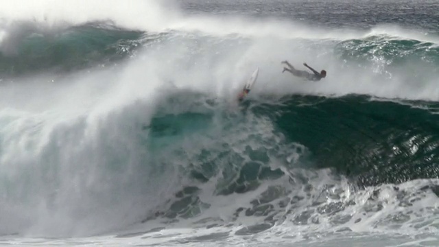 MS专业冲浪者飞行在大师级冲浪比赛/ Haleiwa，夏威夷，美国视频素材