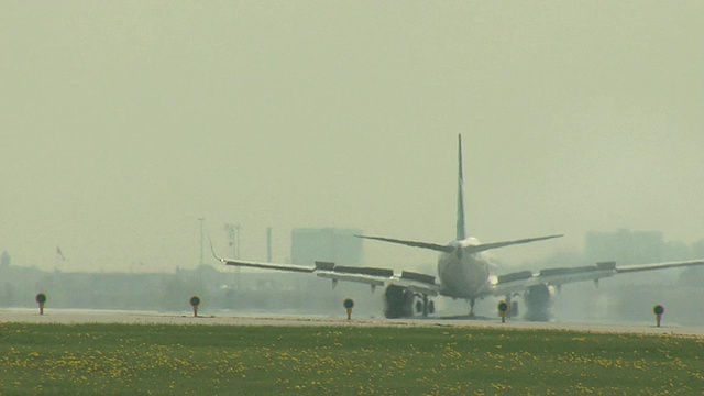 波音737飞机正在着陆视频素材