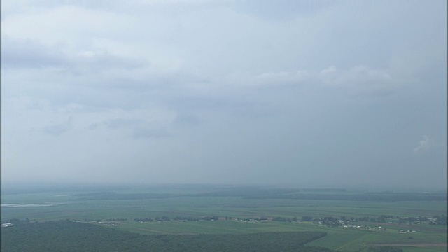 WS鸟瞰图的牧场和农田在戏剧性的暴风雨云/德克萨斯州，美国视频素材