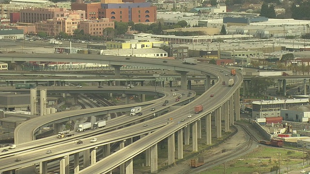 高速公路立交桥上的交通流。/加州视频素材