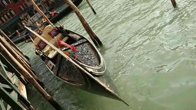 平底船漂浮在运河里视频素材