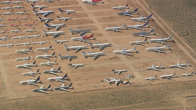 美国加州乔治空军基地(飞机墓地，但不是飞机墓地)的WS AERIAL ZO视图视频素材