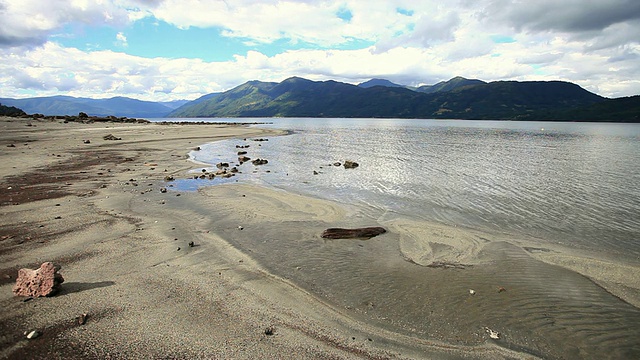 MS Lakeshore with green mountains / Castro, Isla Grande de ChiloÌ©，智利视频素材