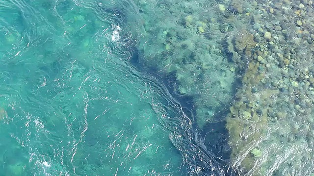 绿色的水流过纹理和颜色有趣的鹅卵石/ Lago Llanquihue，洛斯拉各斯地区，智利视频素材