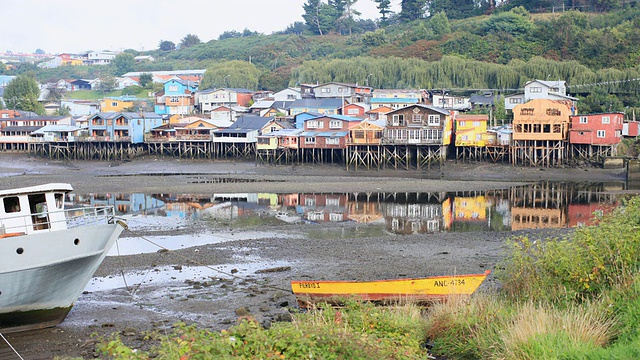 MS T/L低潮时由柱子支撑的彩色房屋/ Castro, Isla Grande de ChiloÌ©，智利视频素材