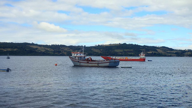 WS T/L云在湖上移动，船只抛锚，另一艘经过/普孔，Isla Grande de ChiloÌ©，智利视频素材