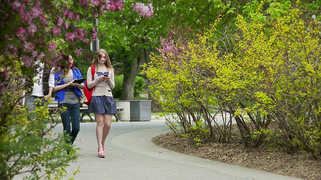 学生们在大学校园里走路聊天视频素材