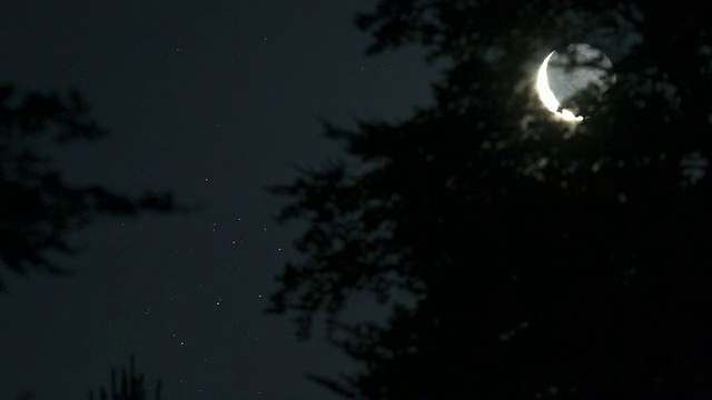 在昴宿星团附近的新月和它的地球光芒的时间流逝视频素材