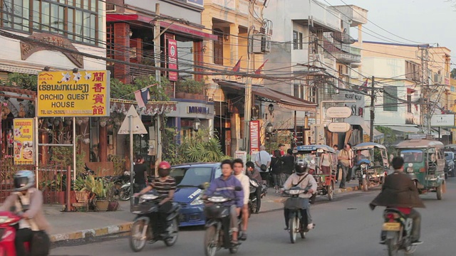 老挝万象街道和店铺的交通状况视频素材