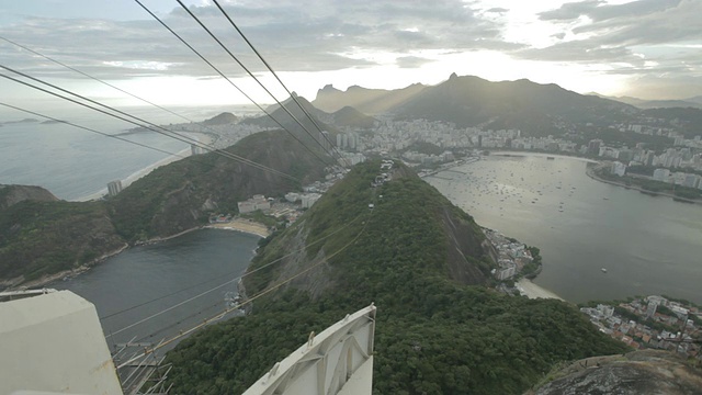 MS Sugar Loaf Mountain和缆车到达日落/里约热内卢de Janeiro，巴西视频下载