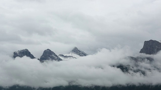 时间流逝的暴风雨云翻腾过去的山视频素材