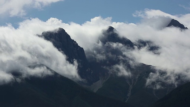 时间流逝的观点，云滚滚过去的山视频素材