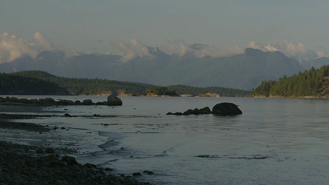 乔治亚海峡的多岩石的海岸线上有山脉视频素材