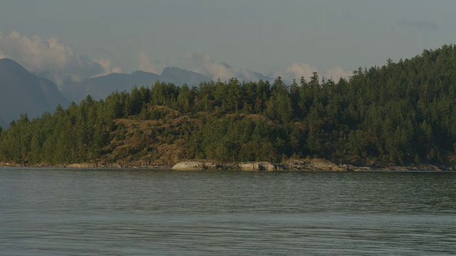 这是格鲁吉亚海峡的照片，地面和山脉中有岩石视频素材