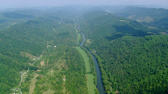 WS AERIAL ZO视图的农村地区与河流/田纳西州，美国视频素材