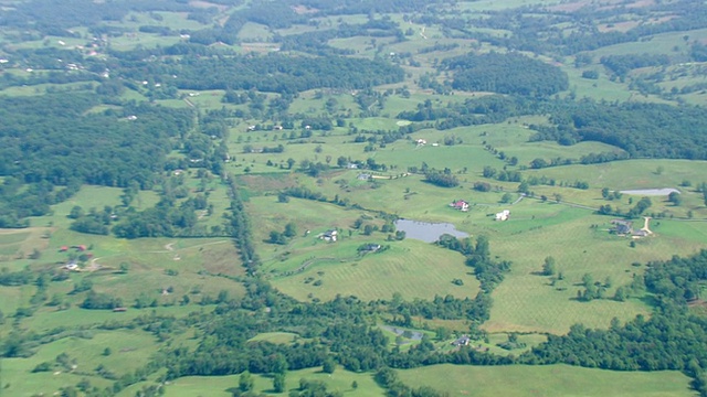 WS AERIAL ZI views over houses / Virginia，美国视频素材