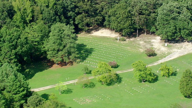 美国弗吉尼亚州Pamplin历史公园墓地的WS AERIAL ZO ZI视图视频素材画面1