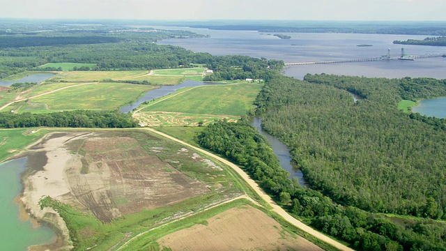 WS AERIAL ZI View of ship in river / Virginia，美国视频素材