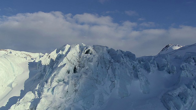 白雪覆盖的山脉/瑞士的高空全景图视频素材