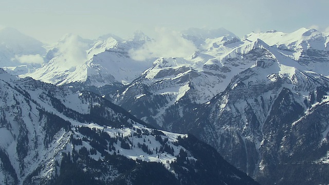 在interlaken /瑞士最高山脉的WS鸟瞰图视频素材