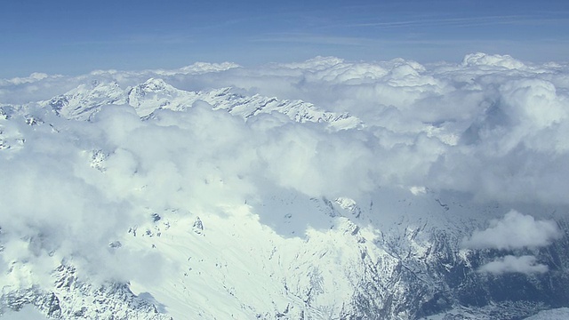 WS鸟瞰图云在山/瑞士上空飘扬视频素材