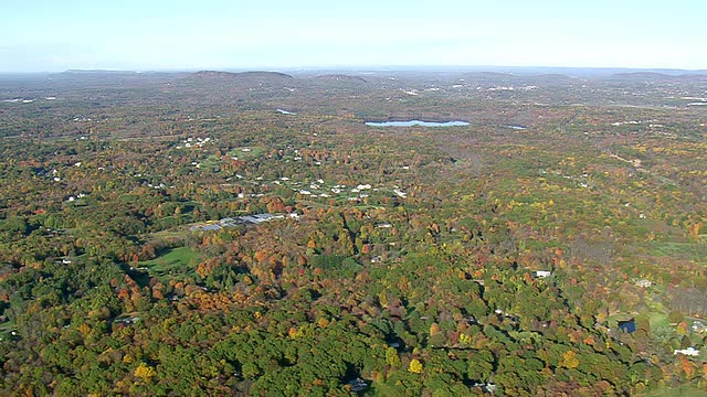 WS AERIAL PAN秋天颜色的林地和在树上筑巢的小镇/康涅狄格州，美国视频素材