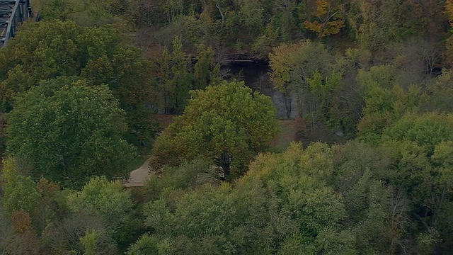 WS AERIAL ZI交通行驶在高速公路和通过秋天树/康涅狄格州，美国视频素材