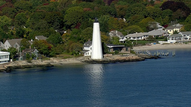 MS AERIAL TS DS View of New London Ledge lighthouse / Connecticut，美国视频素材