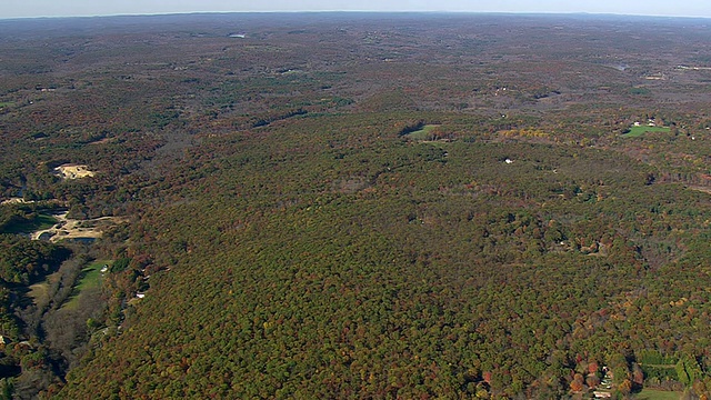 WS AERIAL PAN秋天颜色的林地和在树上筑巢的小镇/康涅狄格州，美国视频素材