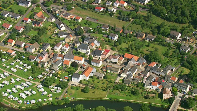 Wallendorf (Rersdorf)镇的MS鸟瞰图，有农田和林地/卢森堡视频素材