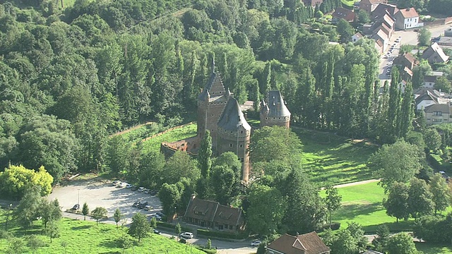 MS AERIAL DS View of beer Castle / Brussels，比利时视频素材