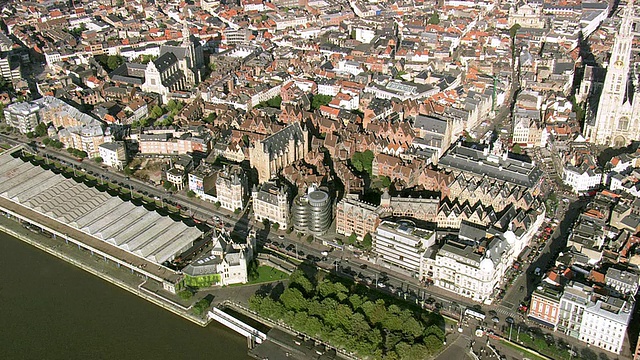 MS AERIAL TS View of National Scheepwart museum in city near river / Flemish Region，比利时视频素材