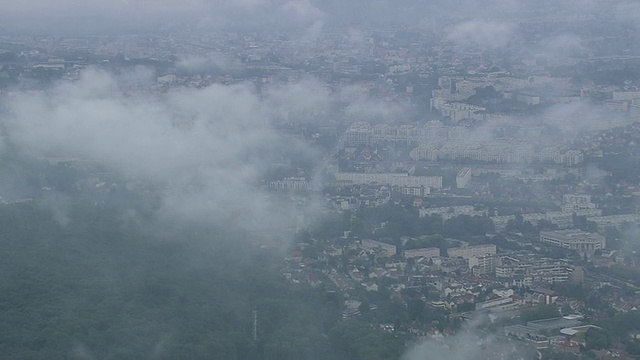 空中俯瞰法国巴黎城市上空的低云视频素材