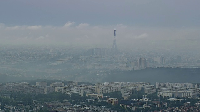 云中的埃菲尔铁塔鸟瞰图/法国巴黎视频素材