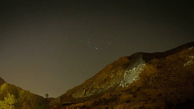 星空随着月亮的升起而变化视频素材