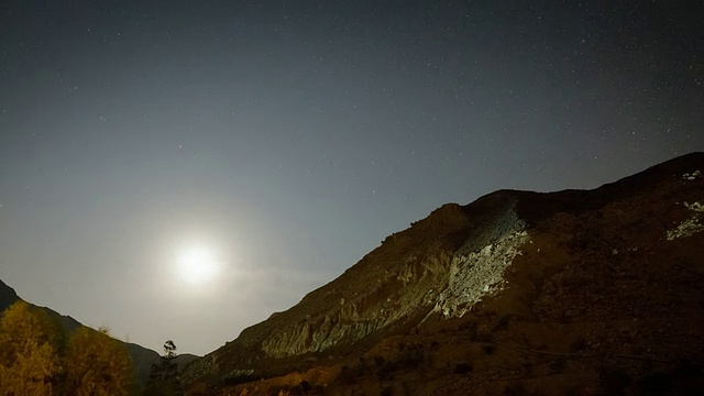 星空随着月亮的升起而变化视频素材画面1
