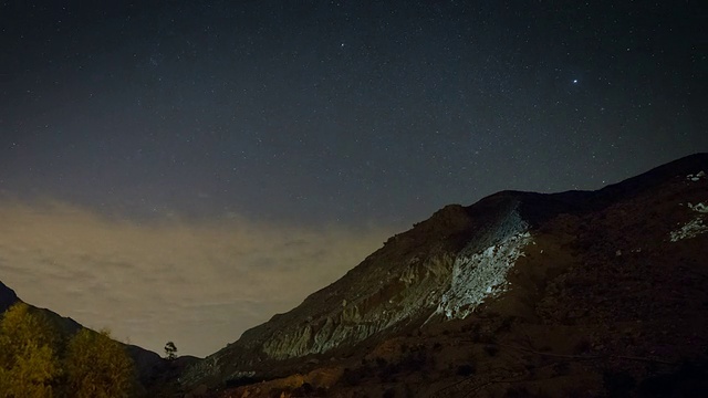 星空随着月亮的升起而变化视频素材画面3