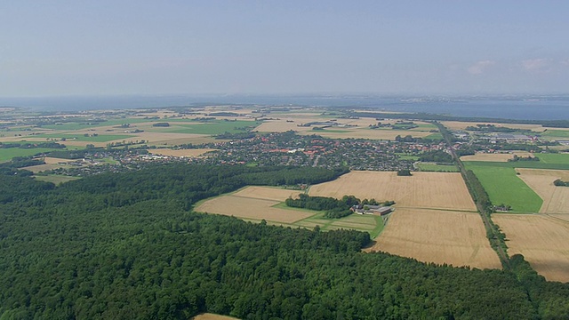 丹麦Eskilstrup / Falster教堂的WS AERIAL ZI视图视频素材