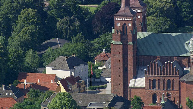 Roskilde大教堂/ sjaeland的WS AERIAL ZO视图，丹麦视频素材