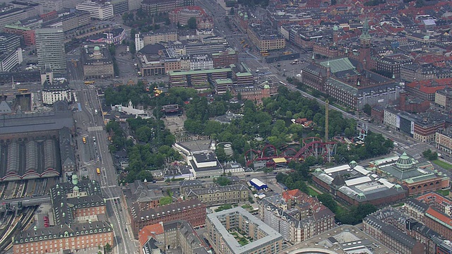 WS AERIAL ZI View of Tivoli Gardens(19世纪的游乐花园)/哥本哈根，丹麦视频素材