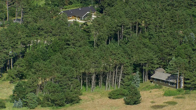 夏季住宅的WS鸟瞰图/ vestsjaeland，丹麦视频素材