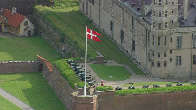 Helsingor / Frederiksborg的WS AERIAL ZI ZO视图，丹麦视频素材