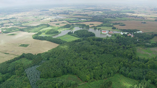 Kongsdal Monaor住宅/ vestsjaeland的WS AERIAL ZI ZO视图，丹麦视频素材