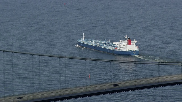 WS AERIAL ZI TS View of Great belt bridge with ship / Fyn，丹麦视频素材