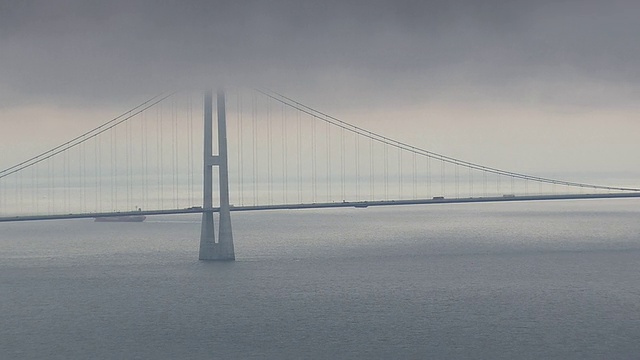 高空ZI云在海面上低空显示大带桥/新西兰，丹麦视频素材