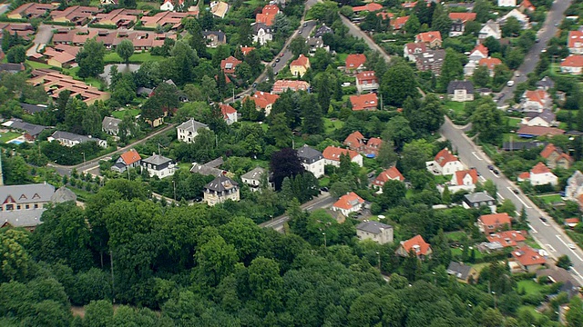 在Charlottenlund /哥本哈根的房子的WS AERIAL ZO视图，丹麦视频素材