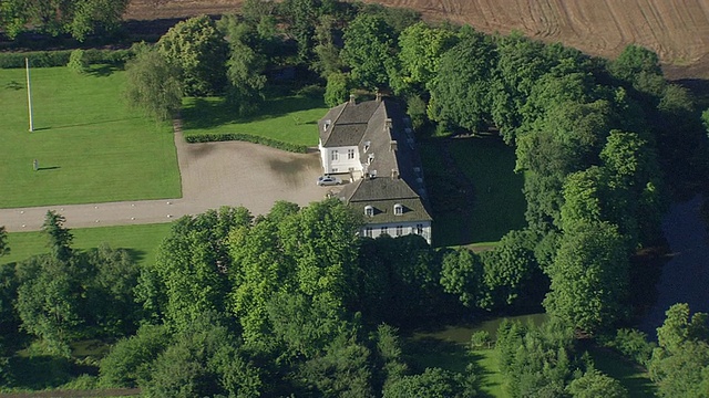 WS AERIAL ZI ZO View of Field with lake / Funen，丹麦视频素材