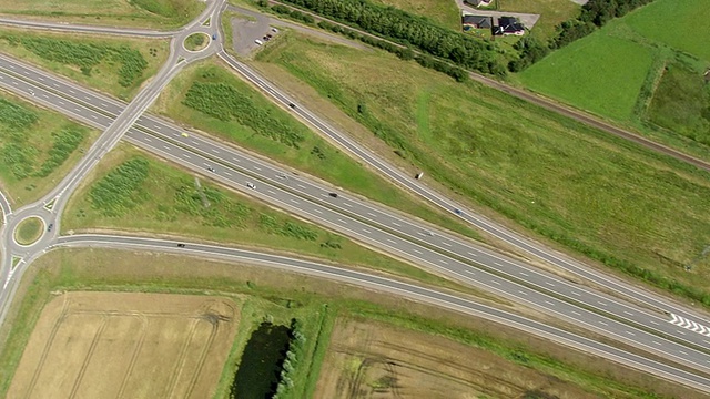 丹麦Nordjylland公路上的平原和汽车鸟瞰图视频素材