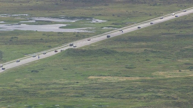 在丹麦Nordjylland高速公路上行驶的汽车视频素材