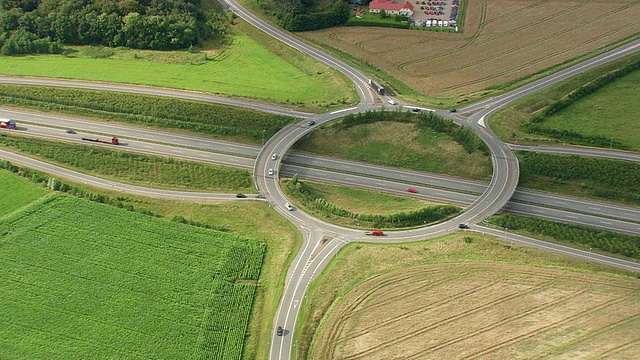 WS AERIAL PAN ZI View of Earthworks / Ribe，丹麦视频素材